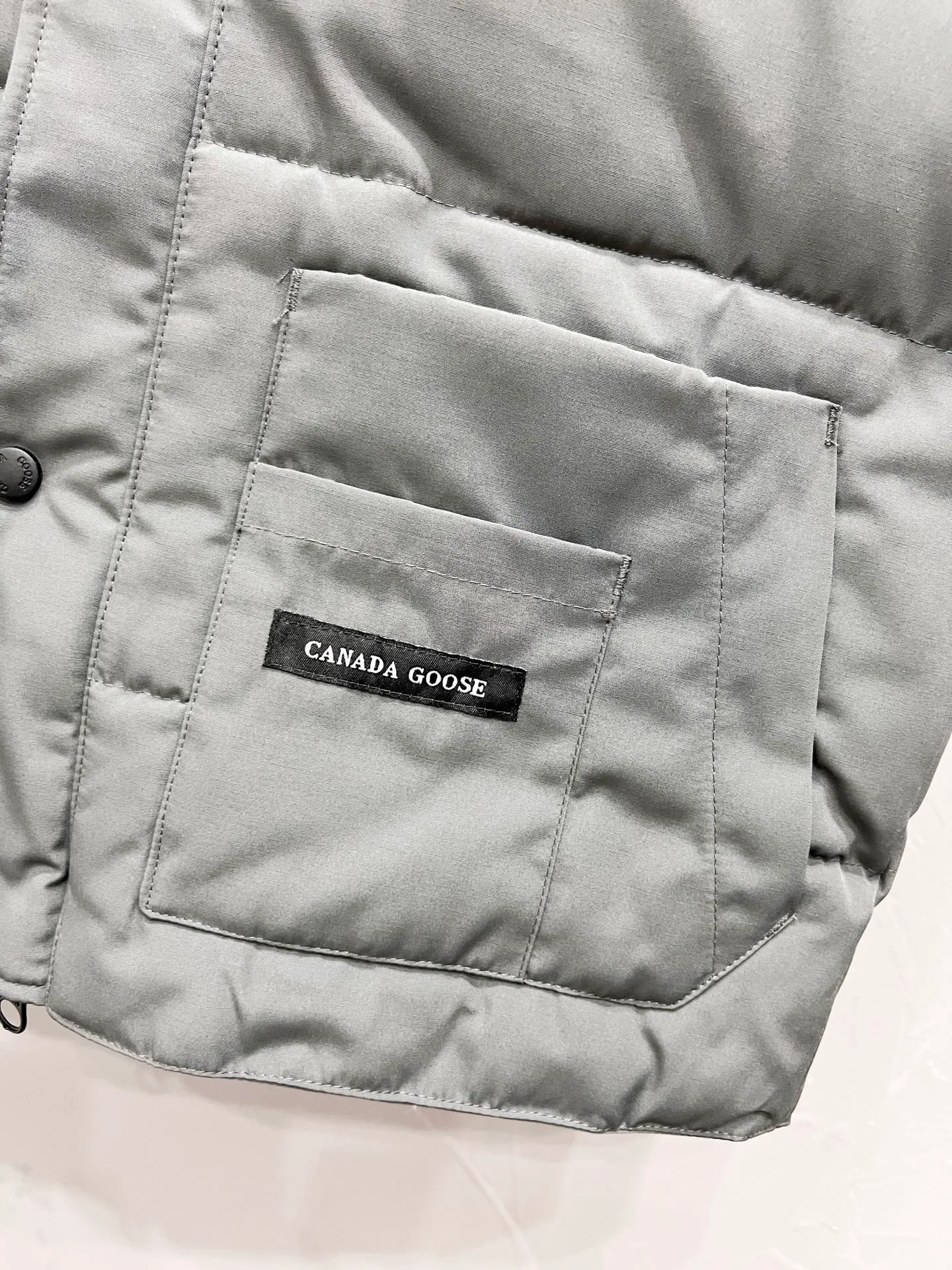 P330 model number: YC29 Canada goose/Canada Goose 4154M Freestyle Crew down vest, using international 50 down, genuine original clothing, pay attention to the version, YKK double zipper, velvet on the back collar, more warm, zippered hidden pocket on the inside, genuine mesh pockets on the inside. If you need to compare with the genuine product, check it out at any time. Accessories are all customized from the original factory. The fabric is molded and customized according to the original version. It can be restored by kneading it at will (fabric interpretation: the harder the fabric, the better the waterproof performance. Only those who buy the latest authentic version this year will notice the softness and comfort of the fabric. Soft fabrics are waterproof and have memory rebound function, which is the authentic fabric). The down is synchronized with genuine white duck down, fluffy and not clumps. The original version of Big Goose is white duck down. It is not the goose down boasted by the world's random copywriting. It can be verified through any official channel. Customized authentic YKK double zipper military-grade copper core zipper puller. High hardness and no jamming. The original smoothness is restored. The workmanship and wiring are all controlled by workers with more than ten years of service. They must be horizontal and vertical. No crookedness. The inner wiring density is more sophisticated. Feel free to compare. Big goose label. Collar label. Washed label. Hangtag. Zipper rope. Pocket label. Collar velvet. Buttons. All details are updated simultaneously with the original version. The best version. A fighter in a world-famous vest. Compare to the entire network. Color: Black White Navy Blue Gray Gray Gray Label Size: S-XXL